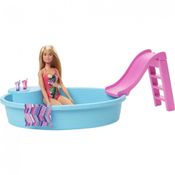 Boneca Barbie com Piscina, Escorregador, Acessórios para Bebidas e Toalha, Rosa