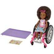 Boneca Barbie Chelsea Cadeirante com Rodas Móveis, Rampa, Folha de Adesivos Acessórios