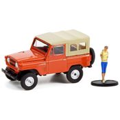 Miniatura Carro Nissan Patrol 1975 C/ Figura 1/64 Laranja Greenlight Gre97120