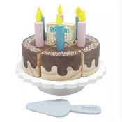 Bolo de Chocolate Fatiado em Madeira