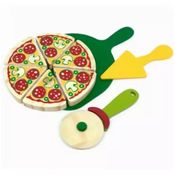 Pizza fatiada em Madeira com acessórios