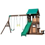 Balanços Backyard Discovery Lakewood em Madeira Cedro, Deck Superior Coberto com Janela Branca, Escorregador com Trilhos, Forte Inferior e Escada.