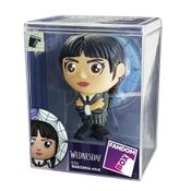 Boneco Fandom Box Wandinha Vitral Colecionável da Série Wednesday com Caixa Expositora