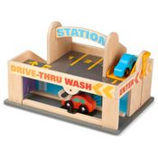Posto de Gasolina Infantil de Madeira com 2 Carros e Lava Jato para Crianças Acima de 3 Anos, Melissa & Doug